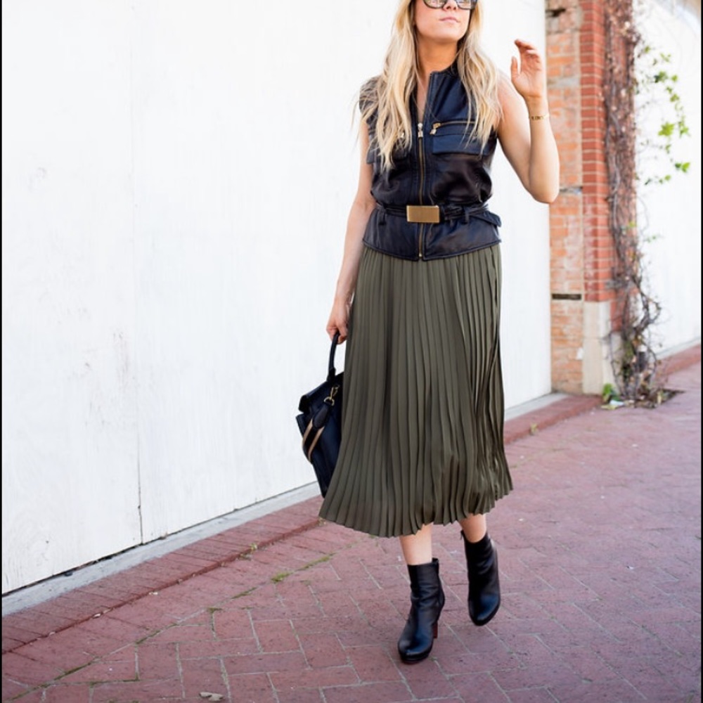 WWW Pleated Skirt. Army Green. Size M
